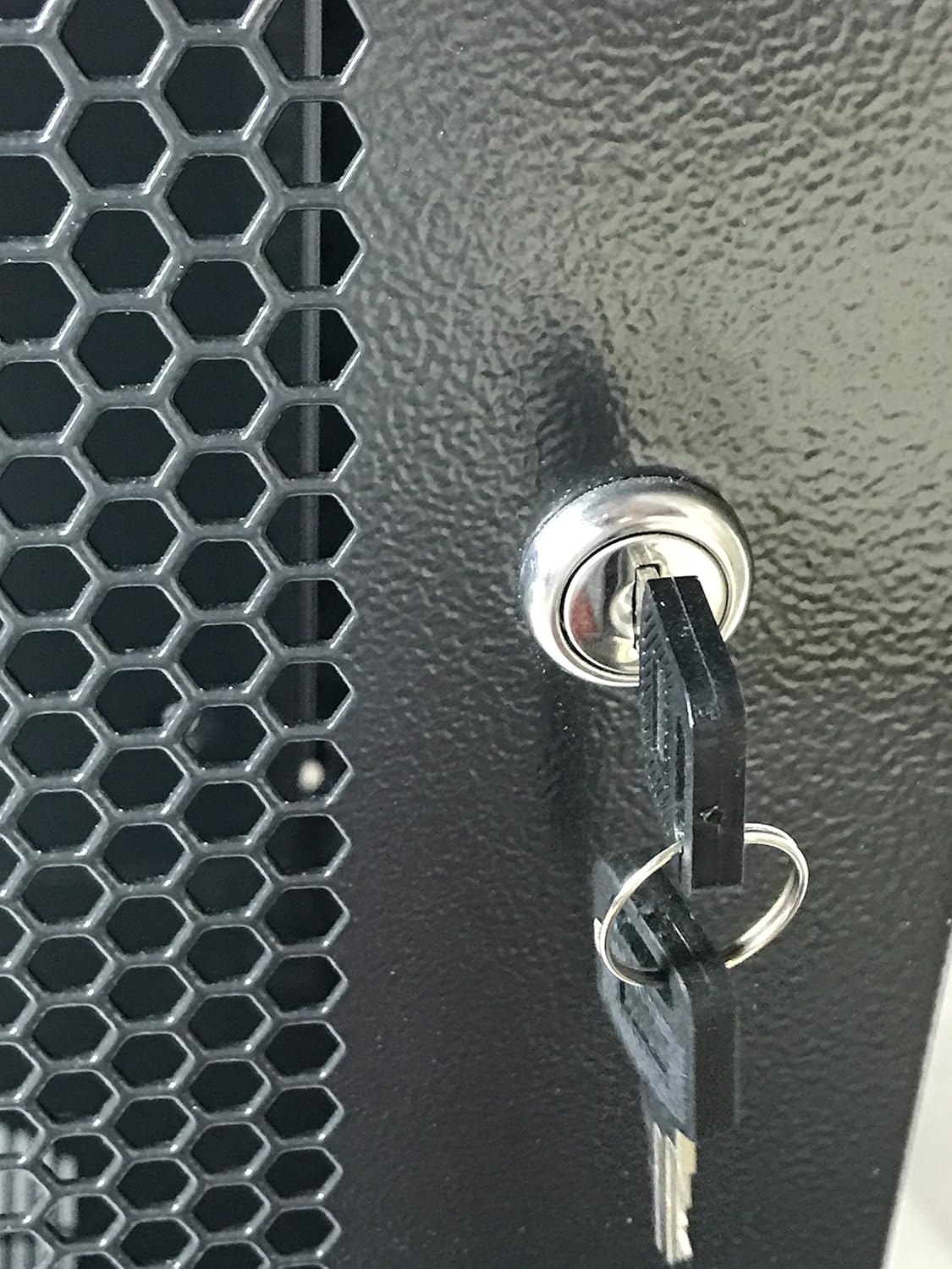 22U Wall Mount Network Server Cabinet Rack Enclosure with Ventilated Door Lock Q660043